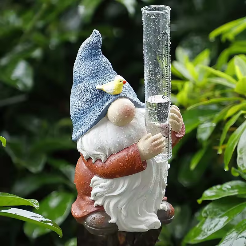 Soraya - Charmante Gartenzwerg-Statue mit Regenmesser aus Harz für bezaubernde Gartendekoration