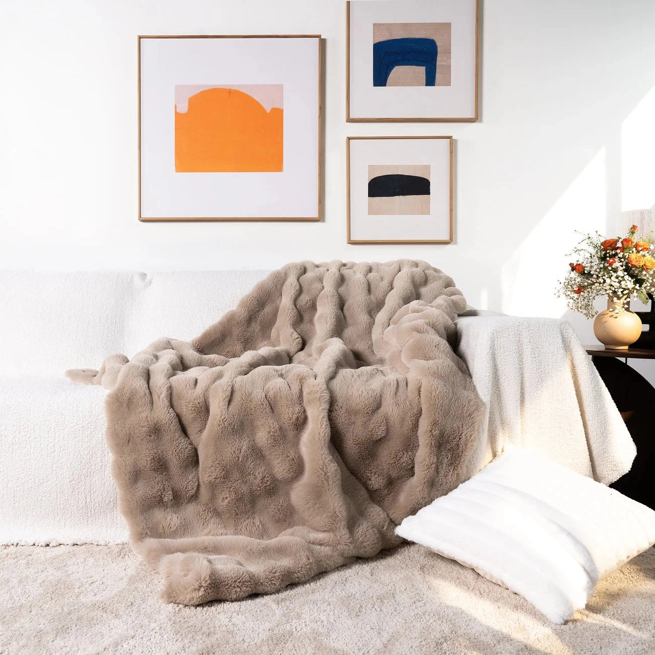 Luxuriöse grob gestrickte Kunstpelz-Gewichtsdecke für ein gemütliches modernes Interieur