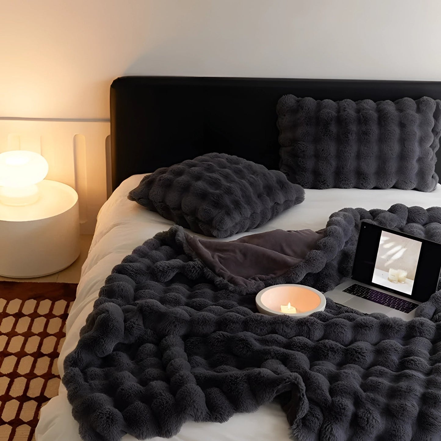 Luxuriöse grob gestrickte Kunstpelz-Gewichtsdecke für ein gemütliches modernes Interieur