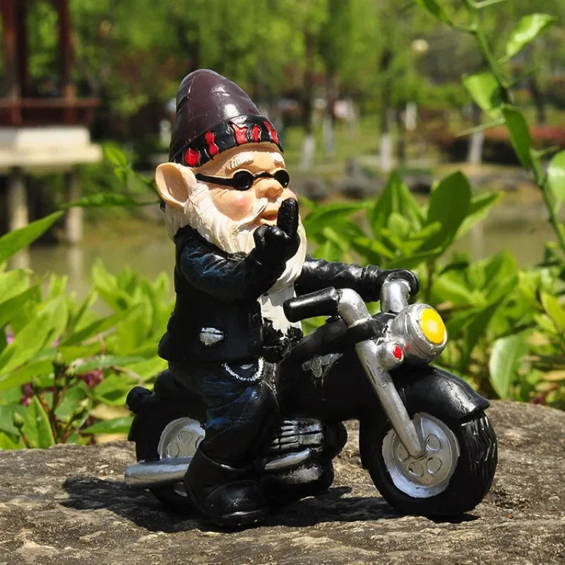 Calidora - Charmanter Gartenzwerg auf Motorrad Harzfigur für eine schöne Gartendekoration