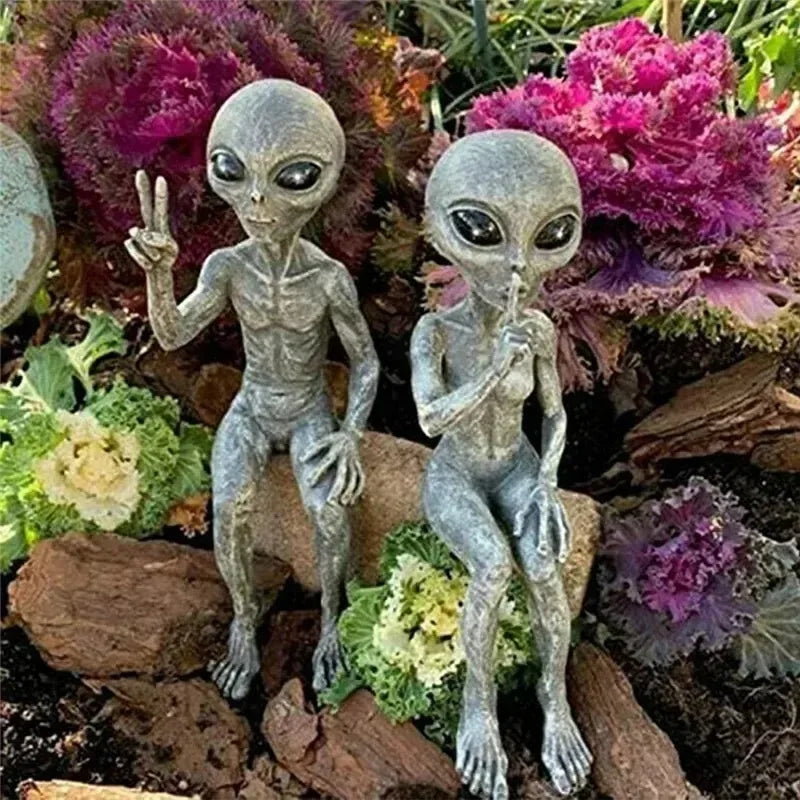 Aethra - Geheimnisvolles Alien-Harzbild mit UFO für einzigartige Gartendekoration