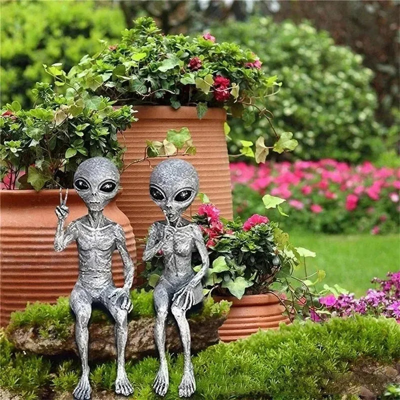 Aethra - Geheimnisvolles Alien-Harzbild mit UFO für einzigartige Gartendekoration