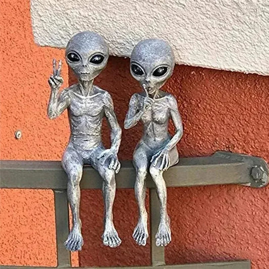 Aethra - Geheimnisvolles Alien-Harzbild mit UFO für einzigartige Gartendekoration
