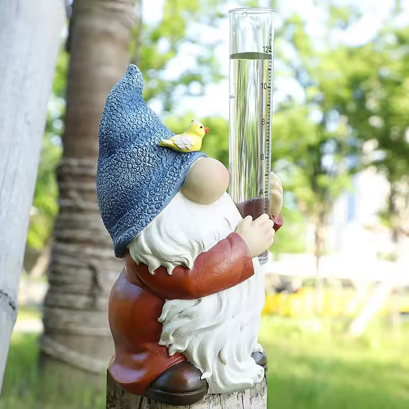 Soraya - Charmante Gartenzwerg-Statue mit Regenmesser aus Harz für bezaubernde Gartendekoration