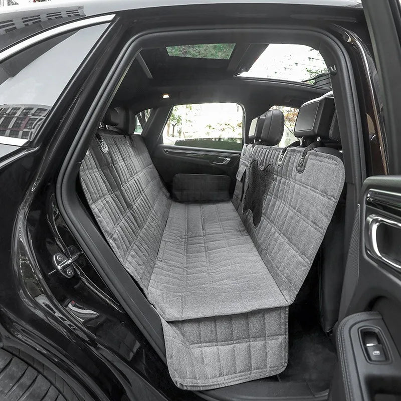 Wasserdichtes Hundeset für sichere und trockene Reisen im Auto