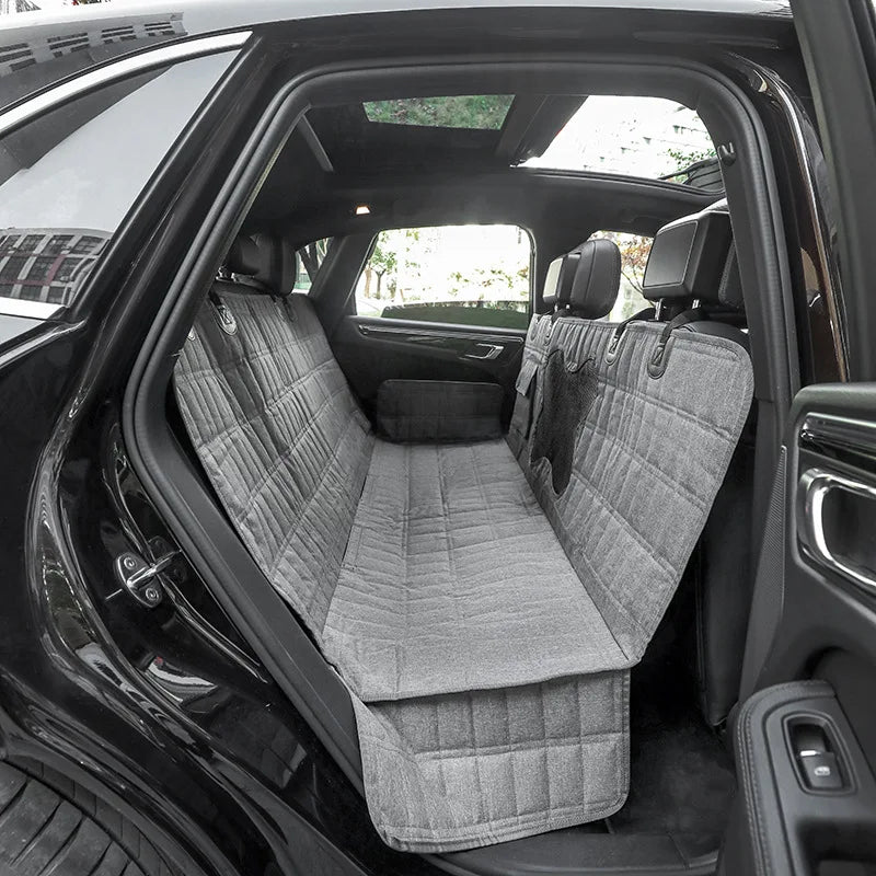 Wasserdichtes Hundeset für sichere und trockene Reisen im Auto